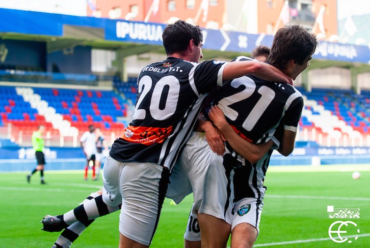 Jugadores del Urduliz celebran el gol en la prórroga ante el CD Vitoria. (@EFFFVF)