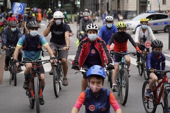 Marcha ciclista para pedir un bidegorri entre Bilbo y Barakaldo. (Aritz LOIOLA/FOKU)