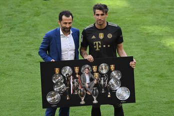 Javi Martínez con Salihamidzic, director deportivo del Bayern, fue homenajeado en el último partido de la Bundesliga. (Christof STACHE / AFP)