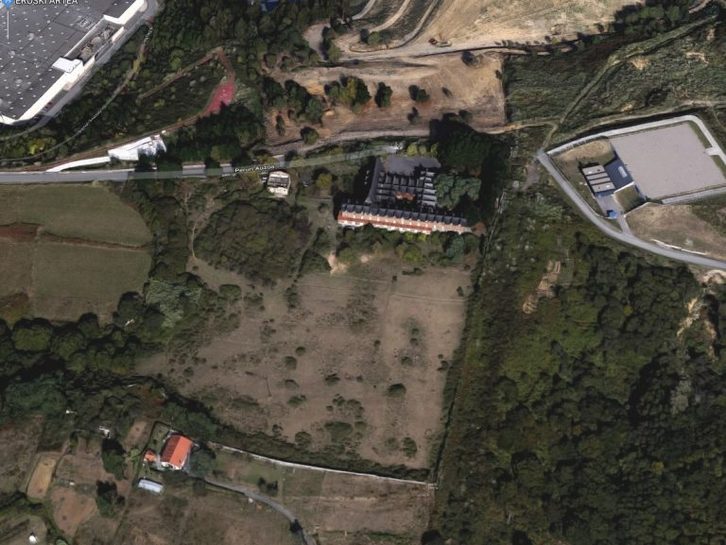 En la zona verde de la derecha es dónde proyectan construir un club deportivo. (SOS Kurkudi)