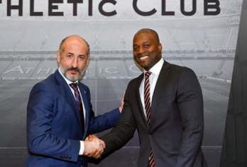 Elizegi con el presidente del Aviron, Sangare Lausseni. (@AthleticClub)