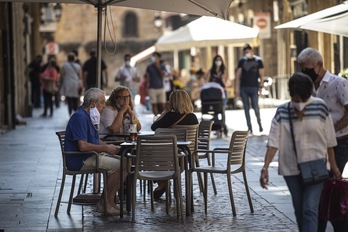 Una terraza de un bar de Bilbo. (Aritz LOIOLA/FOKU)