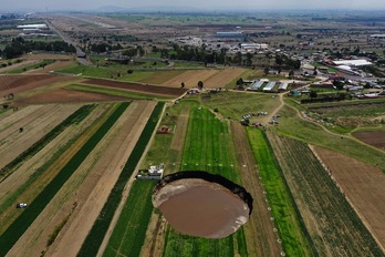 Cientos de personas se han acercado a la zona del hundimiento pese a las llamadas a la prudencia. El gran agujero que surgió el pasado sábado en el estado de Puebla. (Jose CASTAÑARES | AFP)