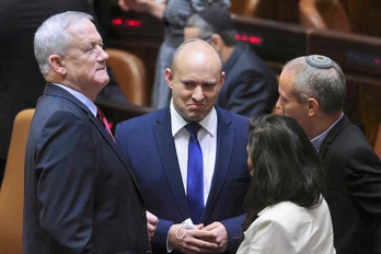 El líder de Yamina, el ultraderechista Naftalí Bennet, en el centro, junto a Benny Gantz, de Azul y Blanco. (Roven ZVULUN/AFP)