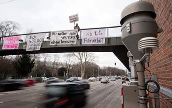 Manifestantes protestestan contra la contaminación en un puente de Stuttgar. (Thomas KIENZLE/AFP)