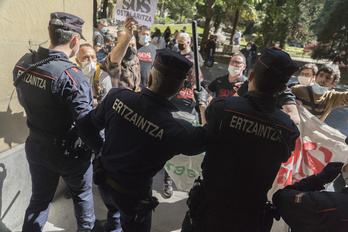 La Ertzaintza golpeó con la porra a los hosteleros concentrados frente a la Diputación de Gipuzkoa. (Gorka RUBIO / FOKU)