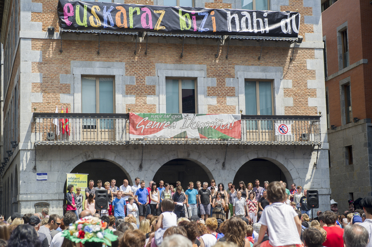 2014ko Uema eguna, Tolosan. Garai hartan, 71 udalerrik osatzen zuten Udalerri Euskaldunen Mankomunitatea. (Gorka RUBIO/FOKU)