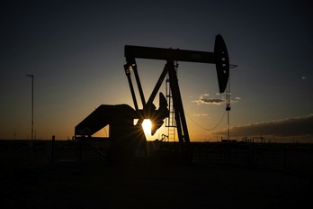Petrolioa erauzteko makina, Loco Hillseko (New Mexico, AEB) erregai fosil horren aztarnategirik handienean. (Paul RATJE/AFP)