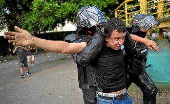 Detención durante las protestas en la ciudad colombiana de Cali. (Luis ROBAYO/FOKU)