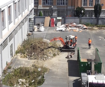 Obras para derribar el edificio BAM en Abando. 