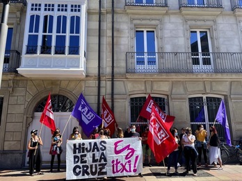 Hijas de la Cruz itxieraren aurkako LABen elkarretaratzea.