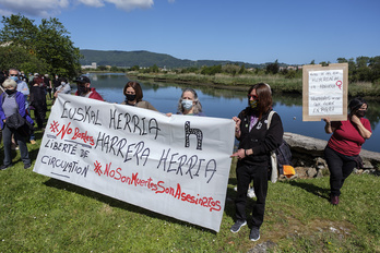 Acto a orillas del Bidasoa en recuerdo del último migrante ahogado. (Jon URBE/FOKU)