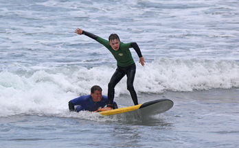 Surf inklusiboko klasea eskaintean Jaiki Surf Eskolako begiraleetako bat. (JAIKI SURF ESKOLA)