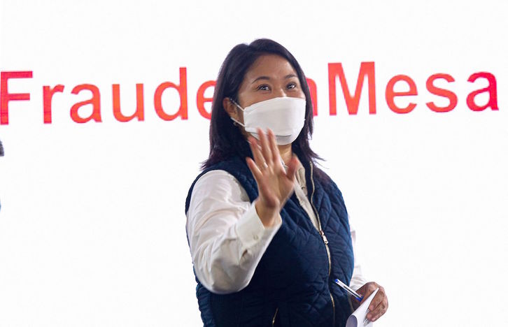 La candidata Keiko Fujimori, con el lema de denuncia del fraude. (Gian MASKO/AFP)