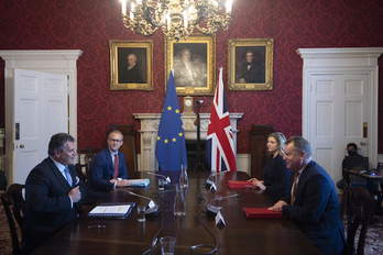 Sefcovic, a la izquierda, y Frost, a la derecha, en la reunión de hoy en Londres. (Eddie MULHOLLAND/AFP)