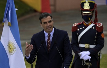 Pedro Sánchez, en su comparecencia desde Argentina. (Juan MABROMATA/AFP)