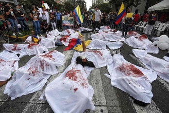 Protesta contra la violencia policial, el martes en Cali, coincidiendo con la visita de la Comisión Interamericana de Derechos Humanos. (Paola MAFLA | AFP)