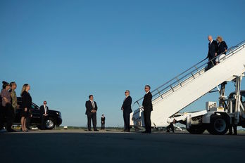 Llegaga de Biden y su esposa a la base militar de Mildenhall, en Inglaterra. (Brendan SMIALOWSKI/AFP)