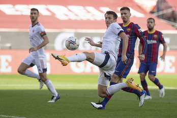 Ante Budimir intenta un empalme en el Camp Nou. (LOF)