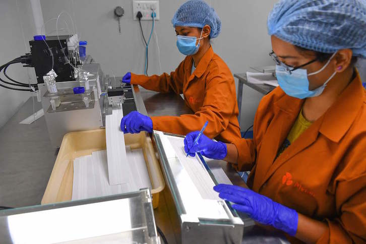 Trabajadoras indias fabrican test rápidos de antígenos en la provincia de Maharashtra. (I. MUKHERJEE/AFP)