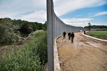 Agentes de policía patrullan el delta del Evros, cerca de Alexandrópolis, a lo largo de la frontera grecoturca. (Sakis MITROLIDIS | AFP)