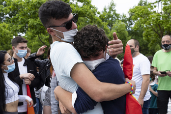 Ekain, emocionado como quienes se han acercado a abrazarle.