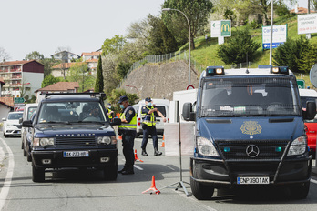 Control policial en Behobia. (Guillaume FAUVEAU)