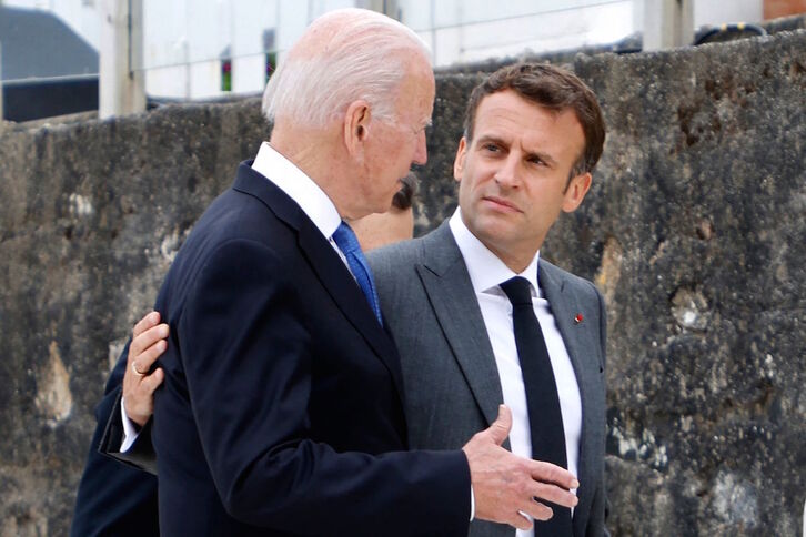 Biden eta Macron ez dira ados Ukrainan gertatzen ari dena definitzeko orduan. (Ludovic MARIN/AFP)