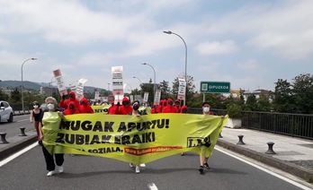 Santiago zubian larunbat honetan LABek egindako ekimena. (LAB)