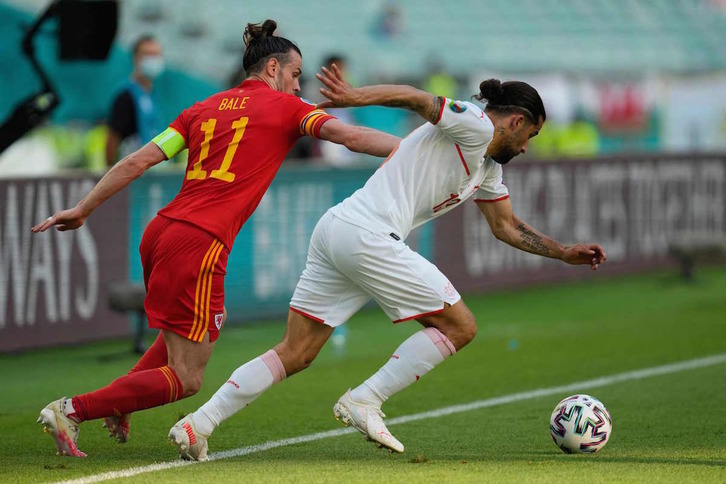 Bale ante Rodríguez, lateral zurdo de Suiza. (Darko VOJINOVIC / AFP)