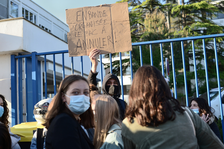 Los estudiantes de los liceos han salido a las calles para protestar. (Patxi BELTZAIZ)