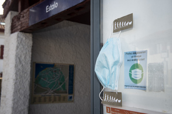 Pegatinas contra el uso de la máscara en una marquesina de autobús, en la localidad labortana de Getaria. (Guillaume FAUVEAU)