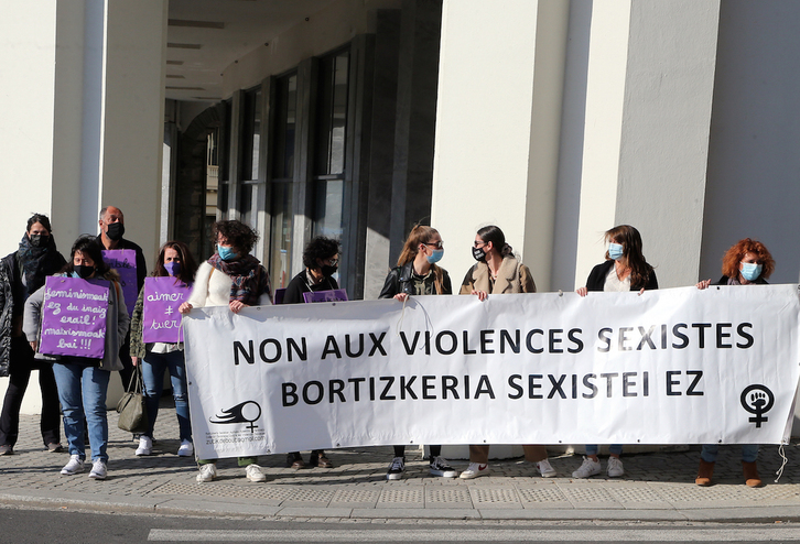 Movilización el 16 de abril ante el Ayuntamiento de Biarritz para denunciar el feminicidio ocurrido dos días antes en la localidad. (Bob EDME)