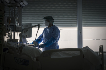 Atendiendo a una persona enferma en la UCI del Hospital Donostia. (Gorka RUBIO | FOKU)