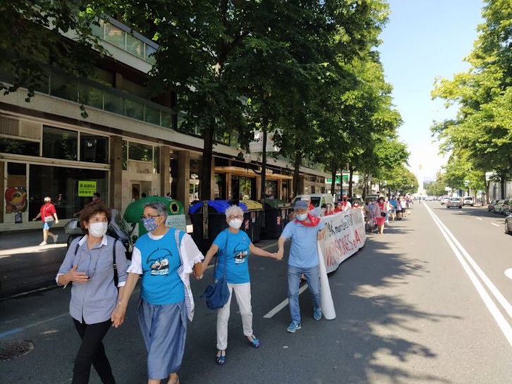 Cadena humana que ha unido la sede de Bilbo del Gobierno de Lakua y la de la Diputación de Bizkaia para denunciar el maltrato a los mayores. (@goikodeustu)