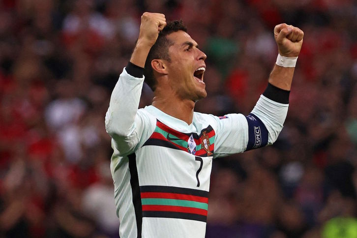 Cristiano Ronaldo ha anotado dos dianas y ya ha superado a Michel Platini como mejor artilerro de las fases finales de la Eurocopa. (Bernadett SZABO/AFP)