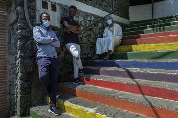 De izquierda a derecha, Alpha Mamdou Diallo, Ziko Likofo y Sidi Ethman Sidi Dghaoui. (Jon URBE/FOKU)