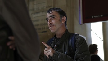 Egoitz Urrutikoetxea, durante una de las comparecencias en tribunales de su padre, en París. (François MORI/AFP)