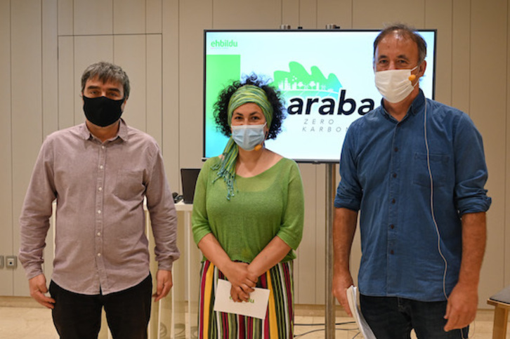 Mikel Otero, Amancay Villalba y Kike Fernández de Pinedo, en la presentación de ‘Araba Zero Karbono’. (EH BILDU)