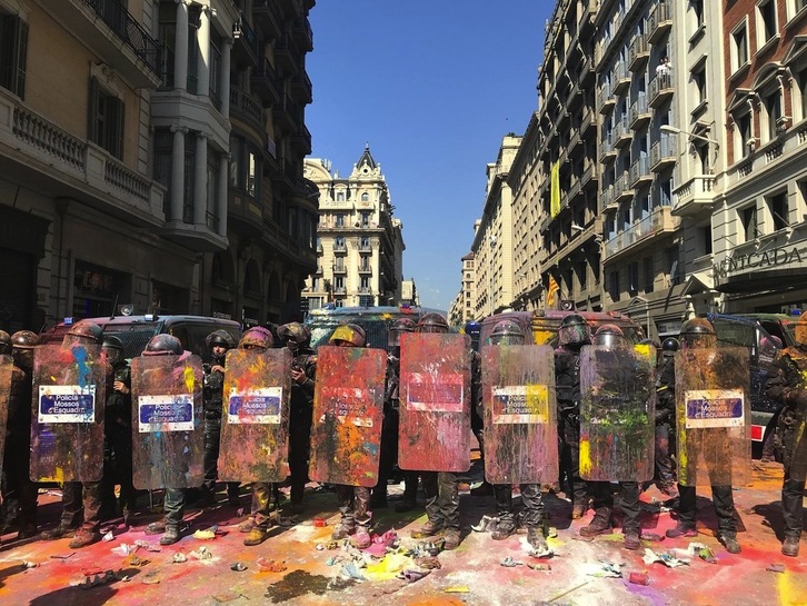 Un manifestante independentista ha sido condenado a cinco años por lanzar polvos y pintura de colores a los Mossos d'Esquadra como en la fiesta india ‘holi’. (EUROPA PRESS)
