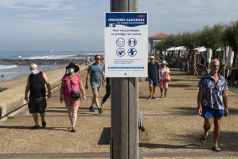 Cartel solicitando el uso de la máscara a los usuarios del paseo de playas en Angelu. (Guilaume FAUVEAU)