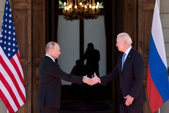 Vladimir Putin y Joe Biden se estrechan la mano al encontrarse este miércoles en Villa La Grange, en la ciudad suiza de Ginebra. (Brendan SMIALOWSKI | AFP)