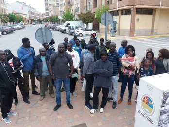 Concentración de la comunidad senegalesa ante el Ayuntamiento de Ribaforada tras la cita trampa a Modou Khadim. (NAIZ)
