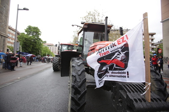 Protesta contra el TAV de los agricultores alaveses en las calles de Gasteiz. (Endika PORTILLO/FOKU)