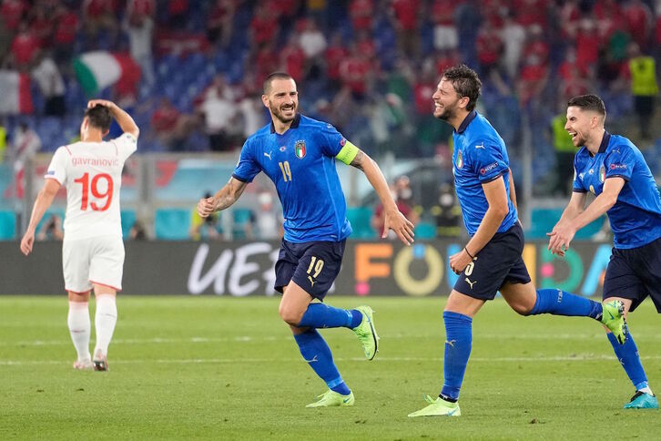 Locatelli celebra uno de los dos goles que le endosó a Suiza. (Alessandra TARANTINO/AFP)