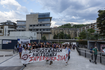 Cabecera de la manifestación tras partir de los juzgados de Atotxa. (Jon URBE/FOKU)