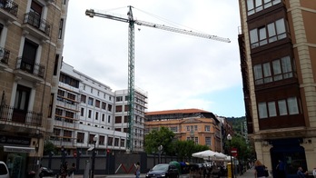 Ayuntamiento paraliza las obras de la grúa torre utilizada en el derribo de la BAM por no tener autorización.