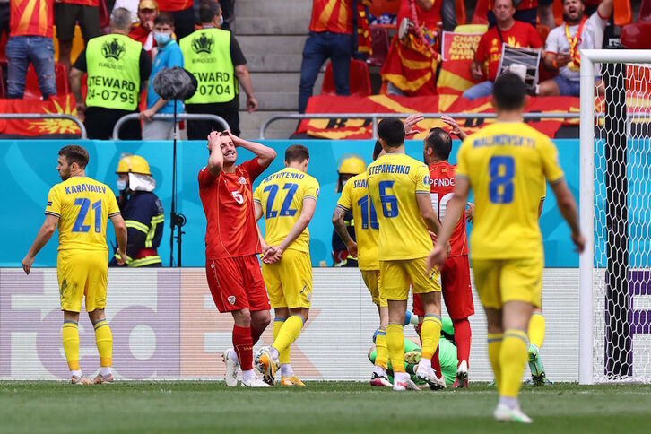 El macedonio Ademi lamenta una ocasión desperdiciada ante Ucrania. (MARKO DJURICA / AFP)