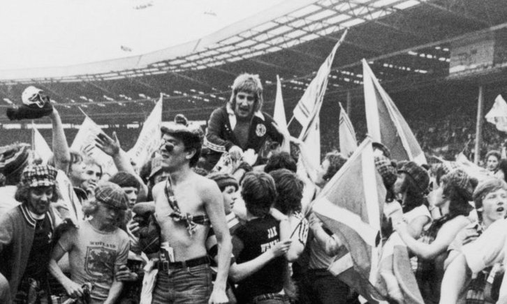 Rod Stewart es levantado a hombros por la afición escocesa que invadió el césped de Wembley.