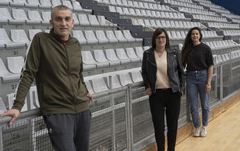 Imanol Álvarez, Tati Garmendia y Alba Menéndez posan para una entrevista-reportaje para NAIZ.  (Jagoba MANTEROLA/FOKU)